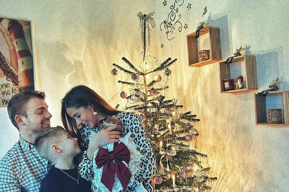 Süße Familie: Sarah Engels (29) freute sich über das erste Weihnachten zu viert.