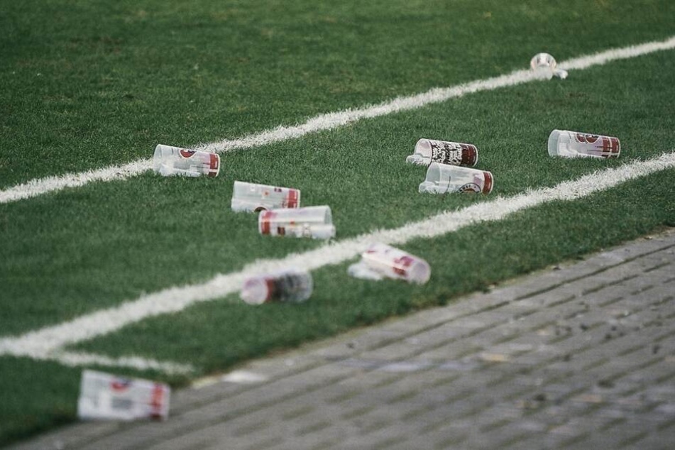 So sah es vor der Auer Bank nach dem Schlusspfiff aus. Zig Bierbecher lagen davor, geworfen von St. Pauli-Anhängern. Einer traf FCE-Busfahrer Heiko Martin am Kopf.