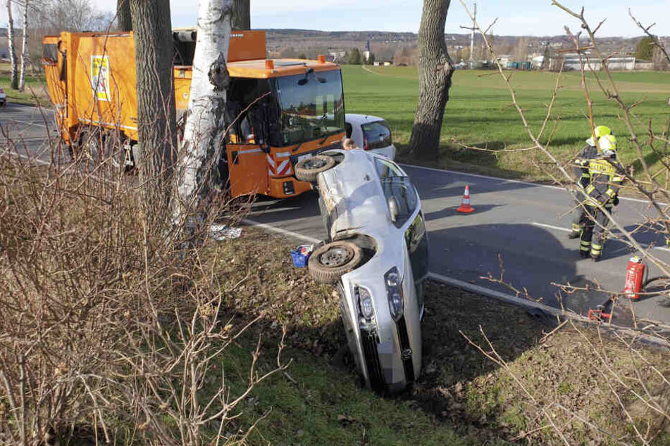 Eine VW-Fahrerin wollte auf der Neefestraße ASR-Fahrzeug überholen, schätzte die Situation offenbar falsch ein und landete im Straßengraben.