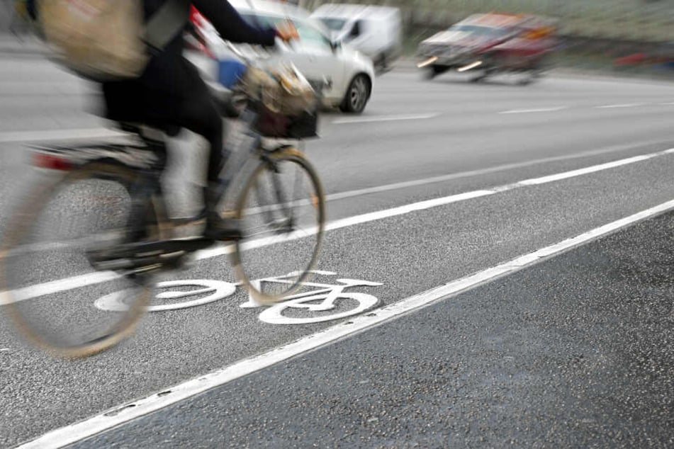 Eine Radfahrerin ist in Berlin verunglückt (Symbolbild).