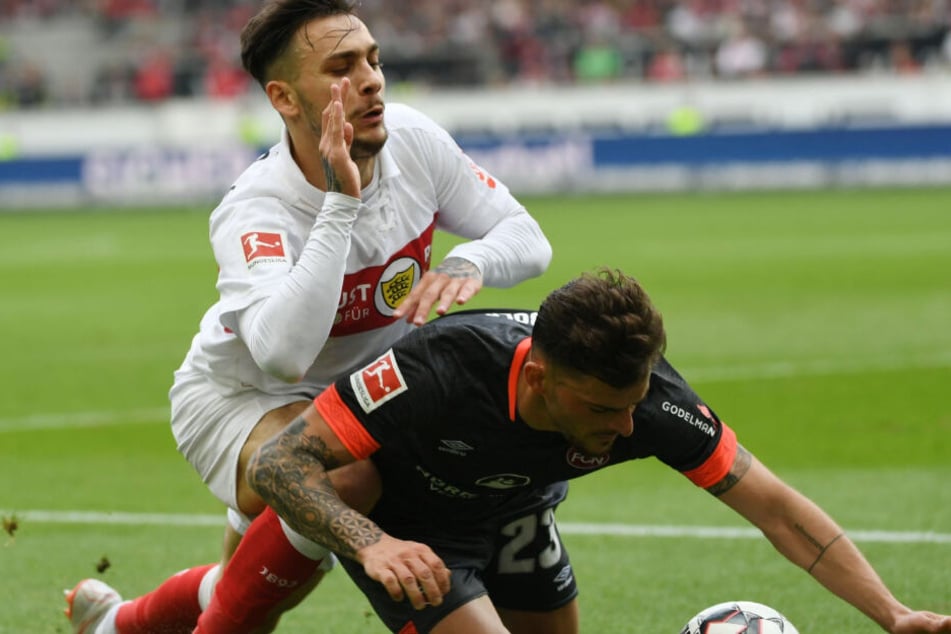 Machen es sich auf dem Boden gemütlich: VfB-Offensivmann Anastasios Donis und Nürnbergs Tim Leibold.