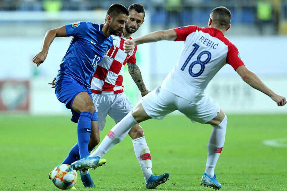 Dimitrij Nazarov schirmt den Ball vor den Kroaten Marcelo Brozovic und Ante Rebic ab.