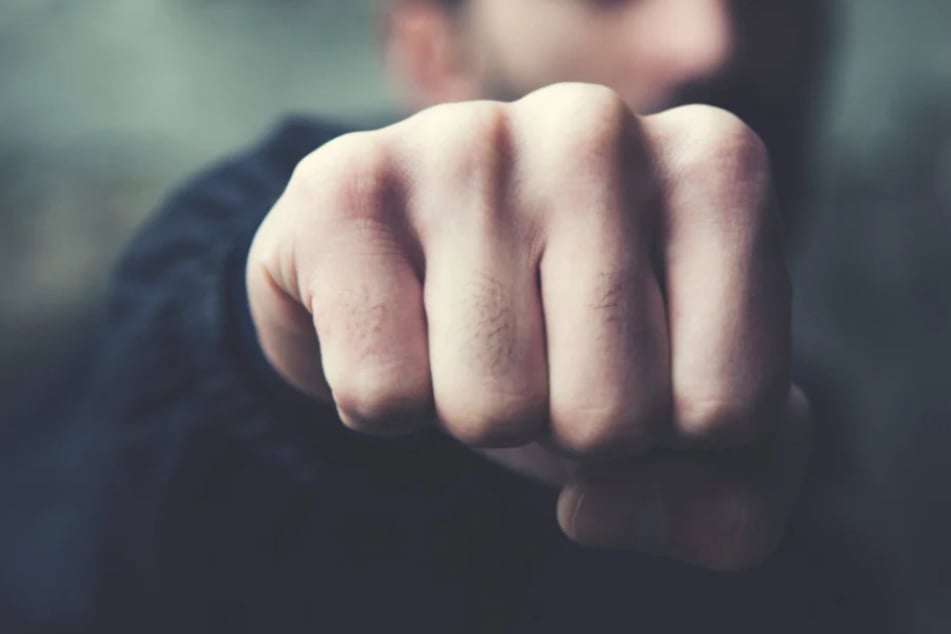 Dem Jugendlichen wurde unter anderem ins Gesicht geschlagen. (Symbolfoto)