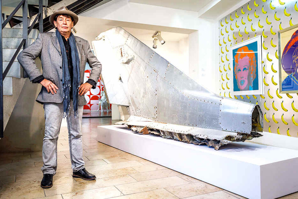 Galerist Holger John (58) vor der 140 000 Euro teuren Heckflosse der MiG-21. Das Kunstwerk von Bernd Reiter kam direkt von der Kunstwoche "art berlin" nach Dresden.