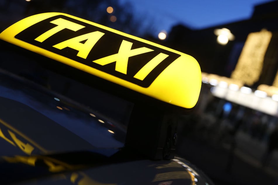 Die Frau sagte, dass der Taxifahrer ihr sexuelle Leistungen gegen Bargeld angeboten habe. (Symbolbild)