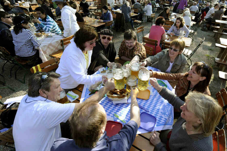 Im Königlichen Hirschgarten wird am Sonntag Bier ausgeschenkt und Essen ausgegeben werden. (Archivbild)