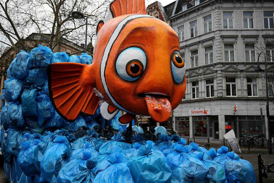 Ein Mottowagen zum Thema Vermüllung der Meere fährt zur Aufstellung für den Rosenmontagsumzug.