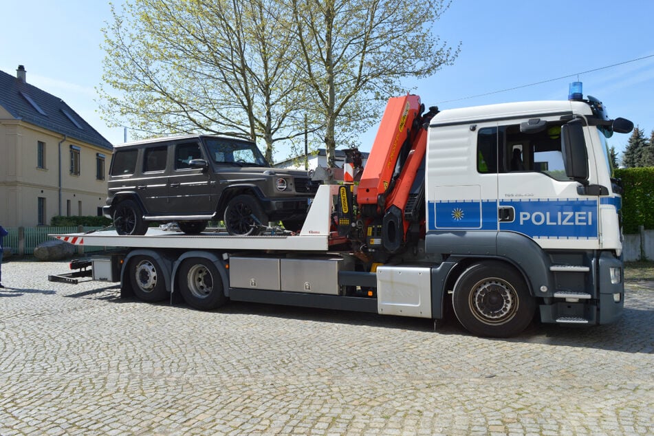 Der beschlagnahmte Mercedes G 500 steht auf dem Abschlepper der Polizei. Die Ermittler vermuten, dass Testcenter-Betreiber Robby K. den Luxus-SUV von den bei den Kassenärztlichen Vereinigungen abgezockten Geldern gekauft hat.