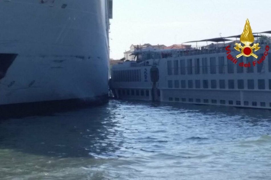 Das Kreuzfahrtschiff "Msc Opera" ist beim Anlanden an der Anlegestelle San Basilio im Kanal von Giudecca mit einem Touristenboot zusammengestoßen.