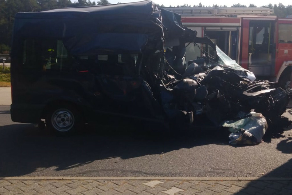 Die Beifahrerseite des Ford Transit wurde beim Aufprall auf den Sattelschlepper komplett abrasiert.