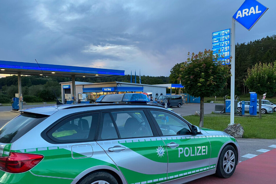 Nach dem Überfall auf die Tankstelle flüchtete der Täter zu Fuß.