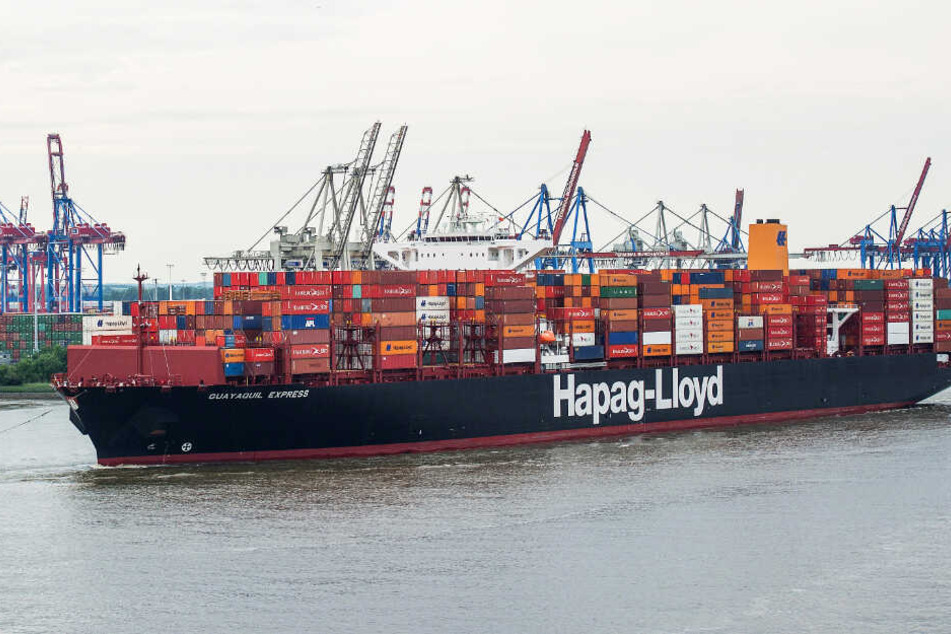 Das Hapag-Lloyd-Containerschiff "Guayaquil Express" fährt in den Hamburger Hafen ein. (Archivbild)