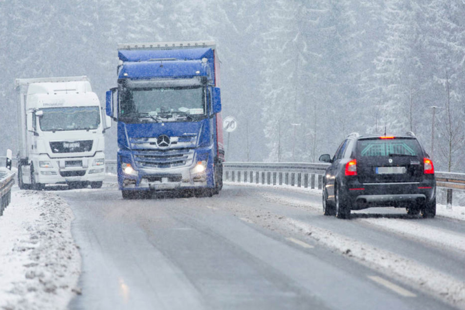 Wie der Deutsche Wetterdienst mitteilt, fällt in der Nacht zu Dienstag auch im Tiefland Schnee in Sachsen (Symboldbild).