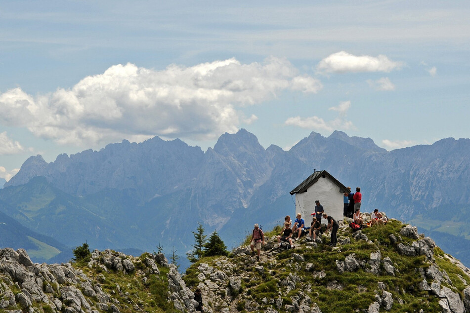 Die Gipfelkapelle des Brünnstein (1619 Meter) bei Oberaudorf. Beim Aufstieg ist ein Wanderer am Sonntag ums Leben gekommen. (Archiv)