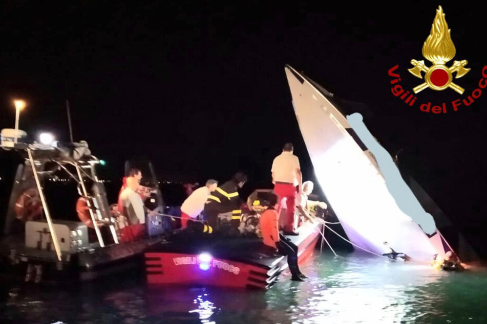 Ein Bild der Feuerwehr zeigt das verunglückte Boot