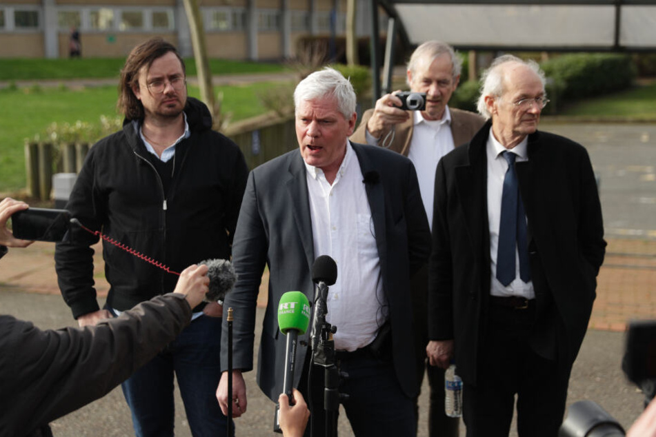 Kristinn Hrafnsson (Mi.), Chefredakteur von Wikileaks, spricht mit der Presse, während er neben Assanges Vater, John Shipton (re.), und Gabriel Shipton (li.), Halbbruder von Assange, steht.