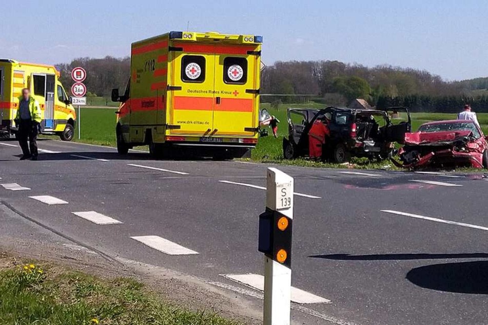 Zahlreiche Rettungskräfte vor Ort. Im Hintergrund ist einer der Hubschrauber zu erkennen.