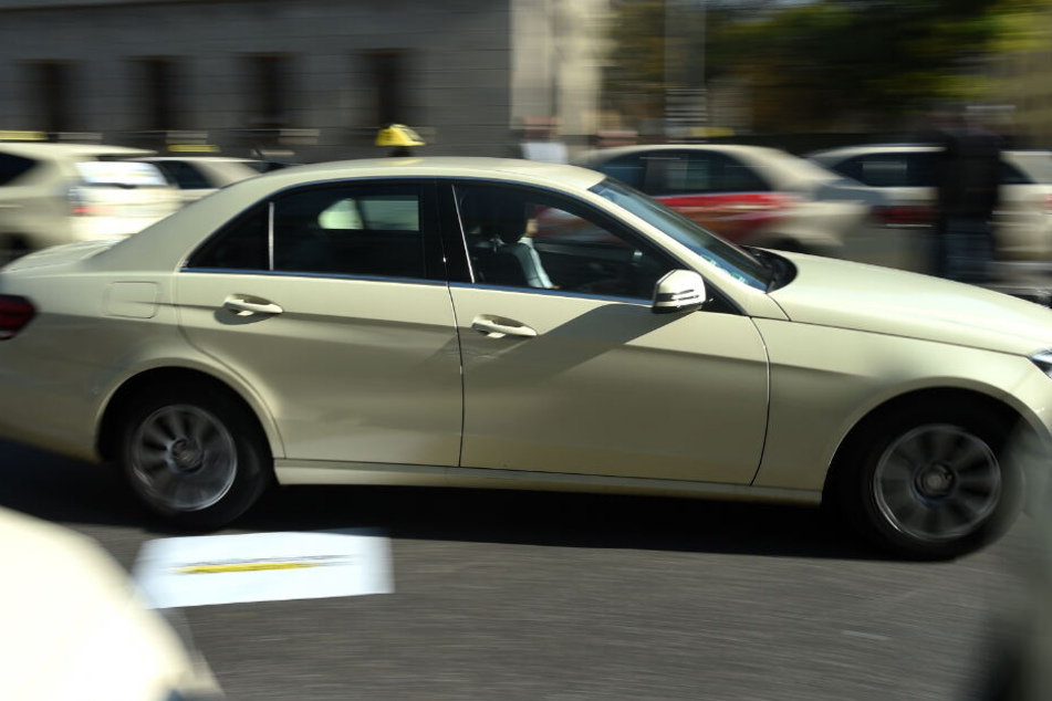 Der Mann trat unvermittelt auf die Straße, das Taxi konnte nicht mehr rechtzeitig bremsen. (Symbolbild)