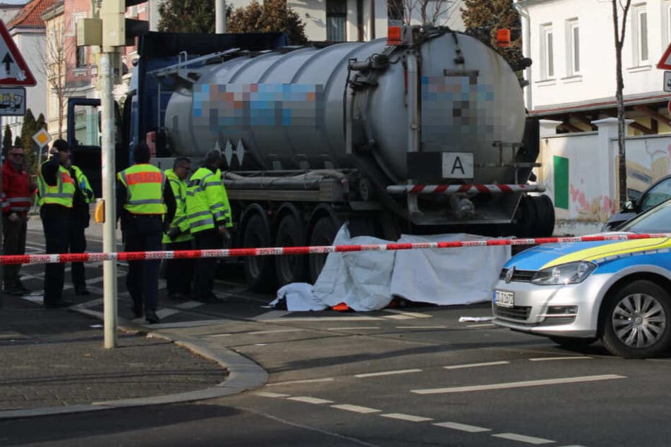 Die Polizei sperrte den Bereich um den Unfallort ab.