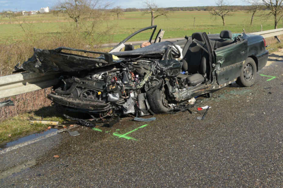 Das Wrack eines verunfallten Autos.