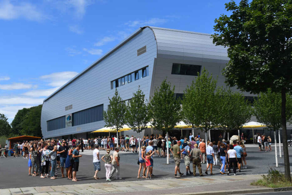 Am Samstag wurde in der neuen BallsportArena das erste offizielle Handballspiel ausgetragen.