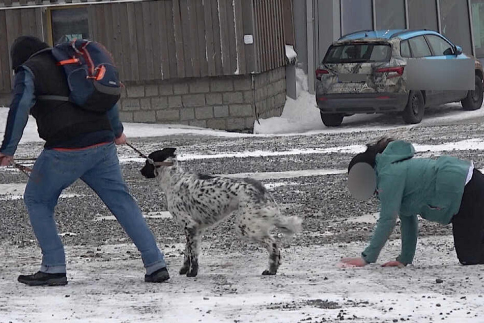 Eine Frau konnte sich auf dem Brocken wegen den starken Böen nur noch kriechend vorwärts bewegen.