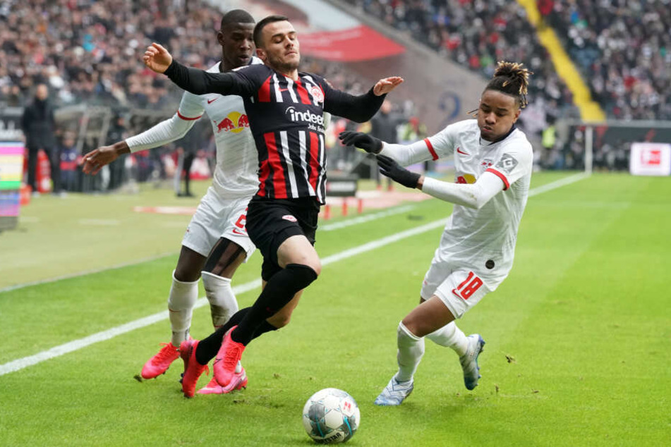 Frankfurts Filip Kostic (Mi.) stand ganz besonders im Fokus der Leipziger Deckungsarbeit. Hier wird er von Christopher Nkunku (Re.) und Nordi Mukiele.