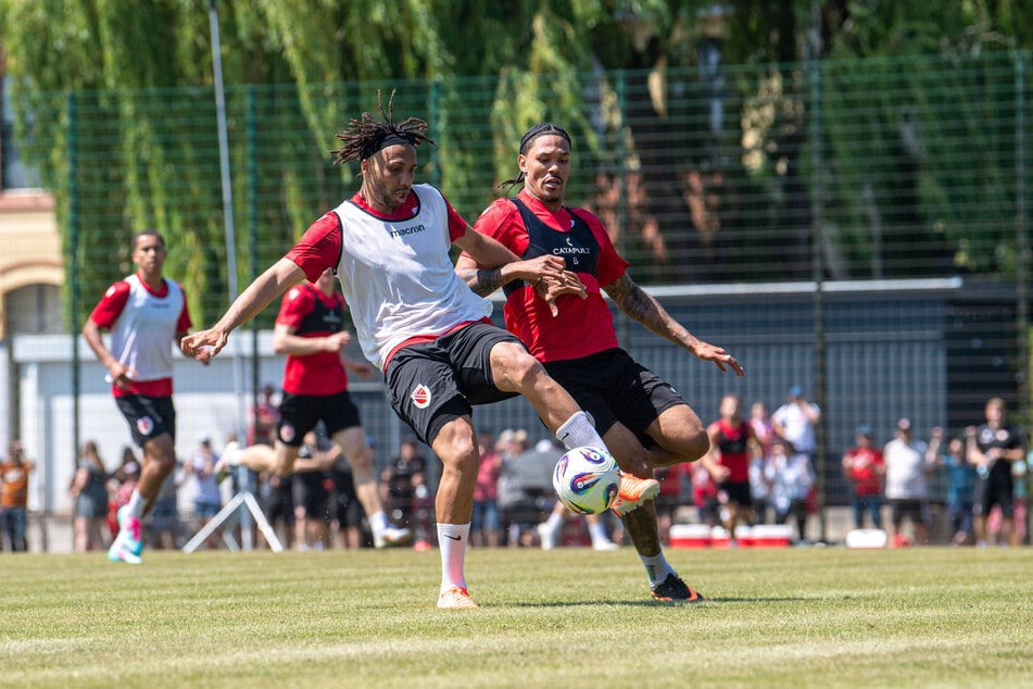 Leon Guwara (29, l.) durfte sich genauso wie Justin Butler (24) drei Wochen im Probetraining zeigen - jetzt stehen beide bei Energie Cottbus unter Vertrag.