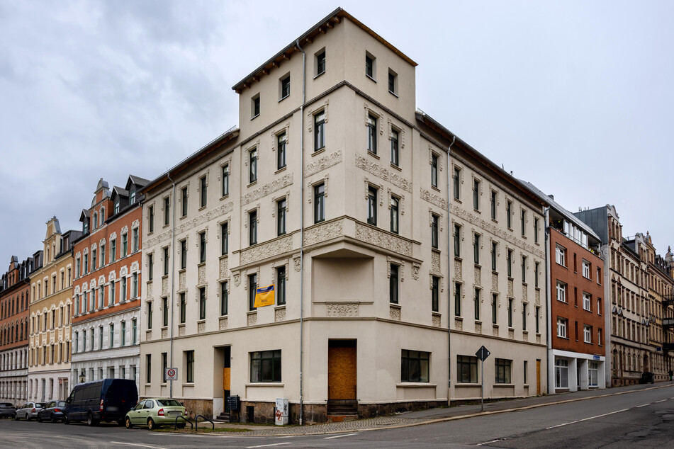 Eine halbe Million Euro muss der Käufer bei Zuschlag für das charmante Eckhaus auf dem Sonnenberg mindestens auf den Tisch legen.