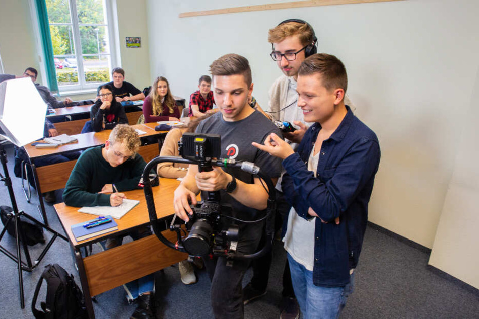 Seit Herbst dreht Patrick Schmidl (rechts) mit seinem Team an den Videos für seinen Youtube-Kanal "Erzgebirge Live".