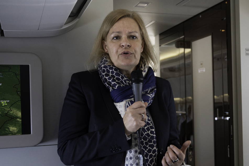 Bundesinnenministerin Nancy Faeser (51, SPD) teilte nach einer Besprechung mit, dass die Geflüchteten per Königsteiner Schlüssel auf die Länder verteilt werden.