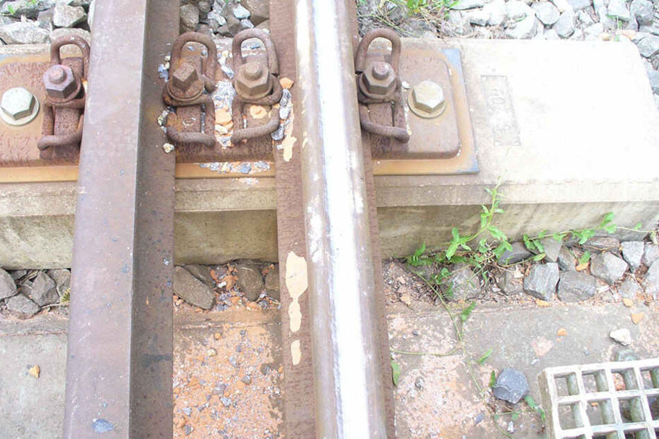 Die zerfahrenen Schottersteine an den Bahngleisen.