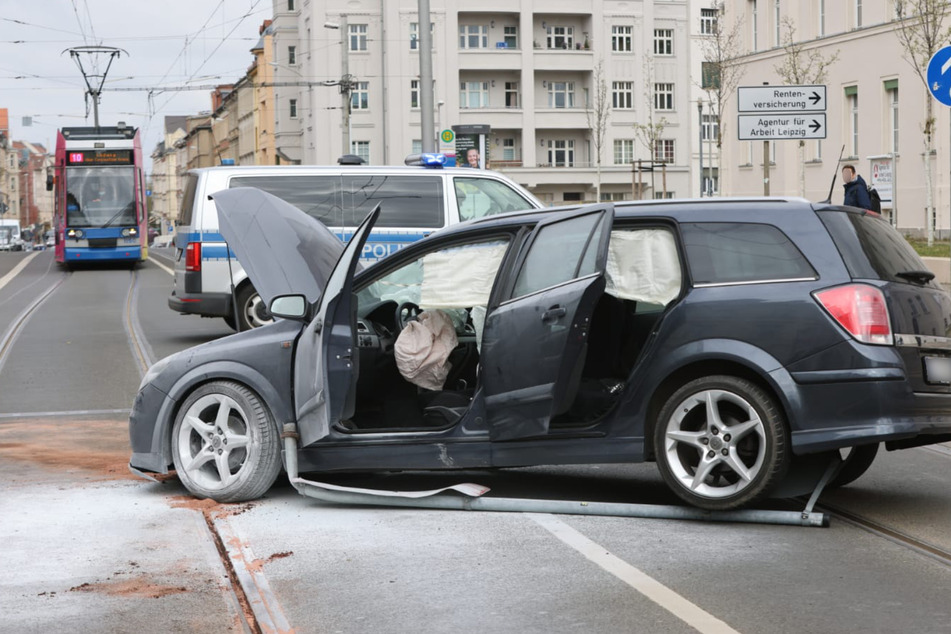 Der Unfallwagen kam auf den Straßenbahnschienen zum Stehen.