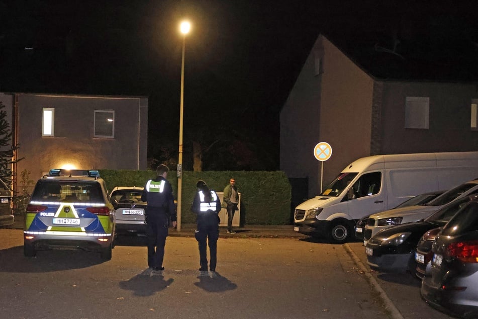 Maskierte überfallen Mann direkt vor seiner Haustür: Täter noch auf der Flucht