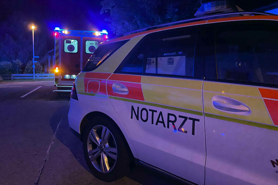 Nach einem schweren Autounfall in Thüringen ist eine 84-Jährige bei der Rettung eines Unfallopfers von einem Zug erfasst und getötet worden. (Symbolfoto)