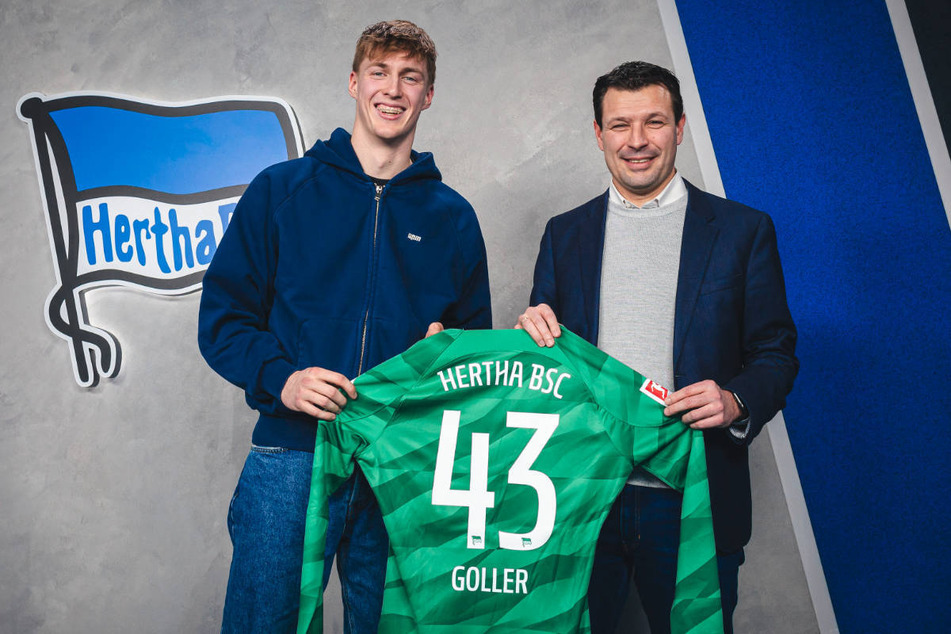 Tim Goller (19, l.) und Hertha-Sportdirektor Benjamin Weber (43) posieren für die Kamera mit dem Trikot des Torwarts.