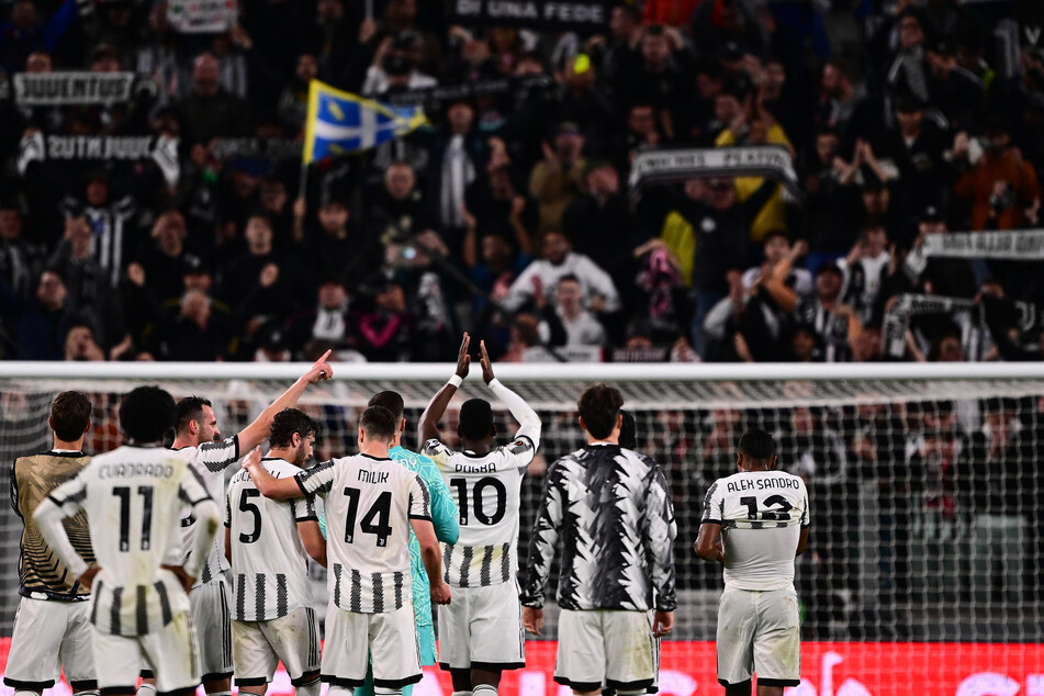 Nach dem Aus im Europa-League-Halbfinale verabschieden sich Juventus Turins Spieler von den Fans. Es könnte der letzte europäische Auftritt für mindestens ein Jahr gewesen sein.