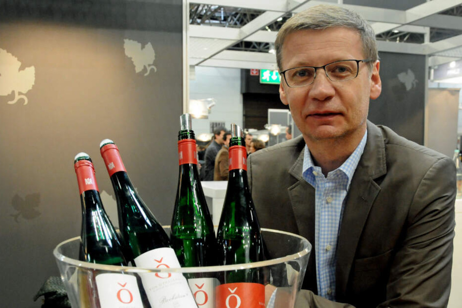 Günther Jauch posiert neben Weinflaschen seines eigenen Weinguts: In einer Zeitschrift war von einem angeblichen "Alkoholdrama" die Rede gewesen.
