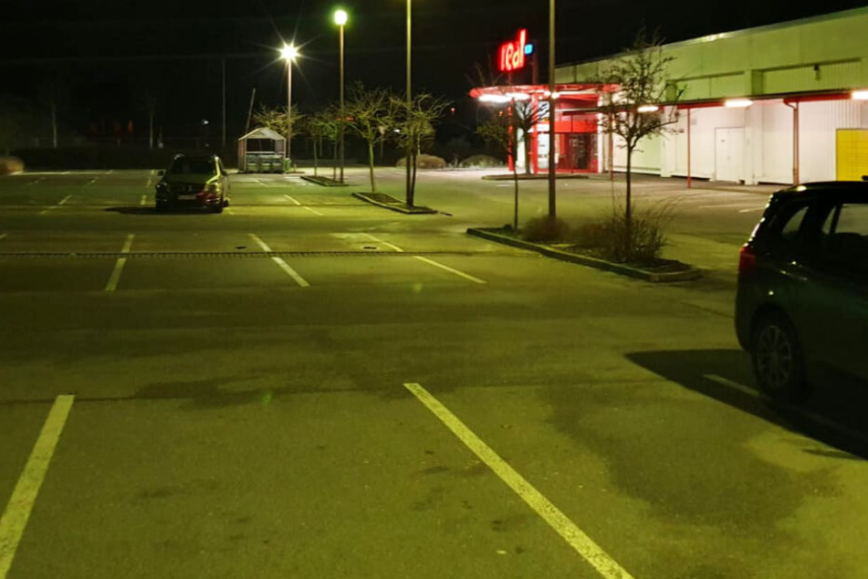 Hinter einem Supermarkt ist es in Bayern zu einem folgenschweren Streit gekommen.