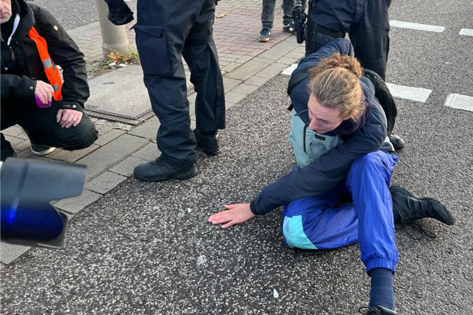 Letzte Generation blockiert in Magdeburg: Aktivisten kleben auf der B1!