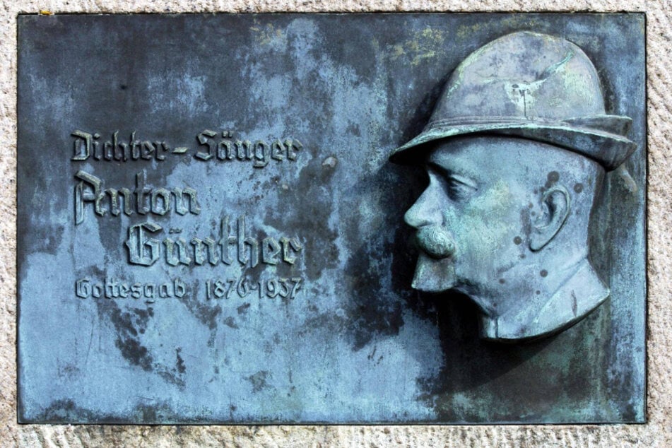 Wenn man bei Oberwiesenthal die Grenze passiert, erreicht man Anton Günthers Heimatstadt Gottesgab (Boží Dar). Ab den 1980er-Jahren war sein Denkmal zum Männertag beliebtes Ausflugsziel der sächsischen Bollerwagen-Gemeinschaften.