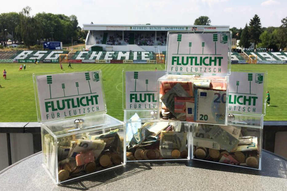Insgesamt brachten die beiden Konzerte von Feine Sahne Fischfilet 5387,70 Euro für die Flutlichtanlage im Alfred-Kunze-Sportpark ein.