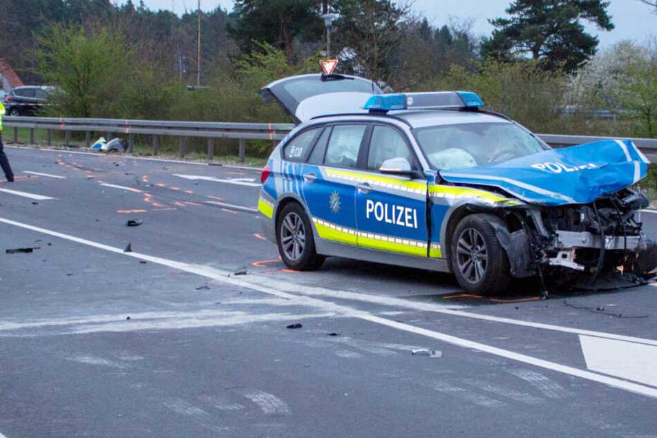 Durch die enorme Wucht des Unfalls wurde der Streifenwagen schwer beschädigt.
