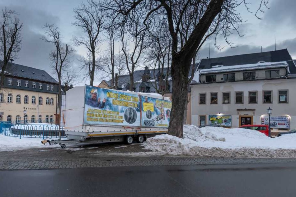 Die Plakate sind am Markt in Oberwiesenthal angebracht.