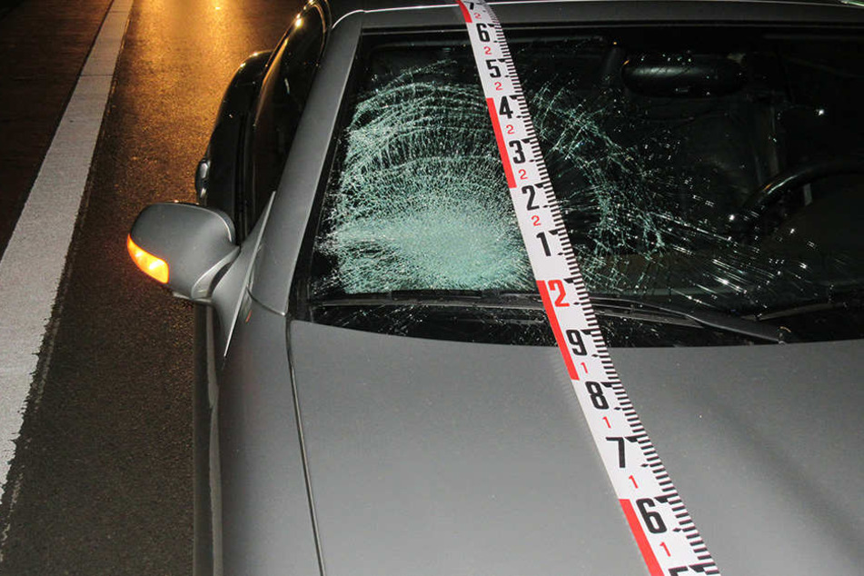Der Autofahrer (46) kam aus dem Kreis Höxter. Er traf den Fußgänger am Straßenrand.