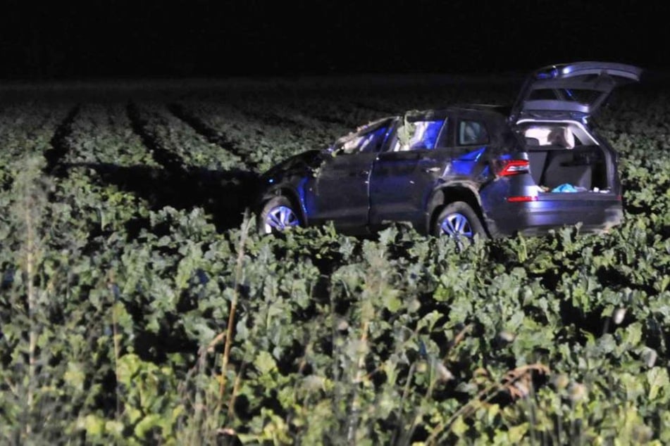 Der Fahrer wurde in ein Krankenhaus eingeliefert, das Auto abgeschleppt.