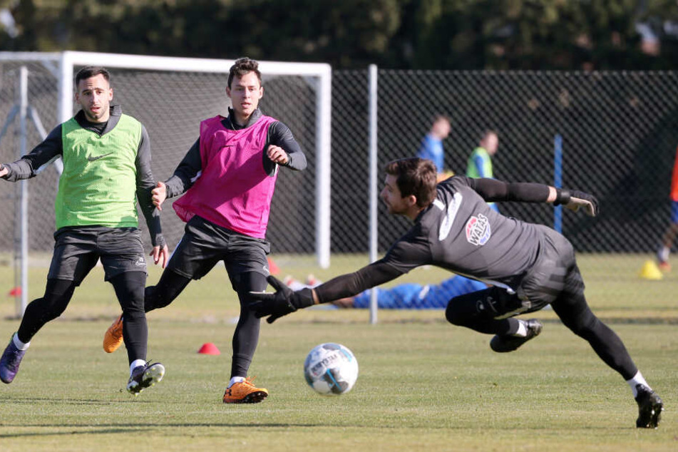 Calogero Rizzuto (l.), hier im Training mit Clemens Fandrich (M.) und Keeper Martin Männel, ist morgen ein heißer Kandidat für die Auer Startformation.