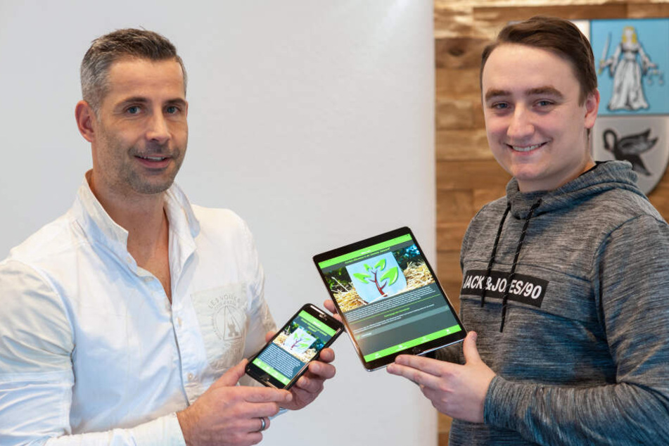 Digitales Gemeindeleben: Azubi Alexander Krauß (22, r.) hat eine clevere Bürger-App für Jahnsdorf entwickelt. Bürgermeister Albrecht Spindler (39) hat die Anwendung selbstverständlich auf seinem Smartphone installiert.