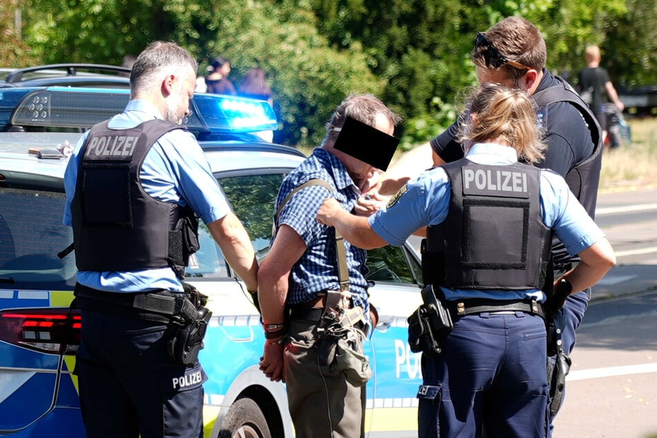 Dem Senior wurden Handschellen angelegt, anschließend wurde er von Polizisten untersucht.