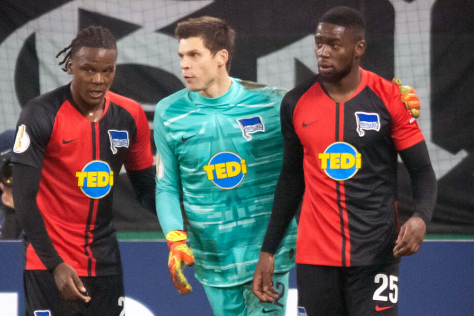 Dedryck Boyata (l-r), Torwart Rune Jarstein und Jordan Torunarigha von Hertha BSC stehen vor der Schalker Nordkurve.
